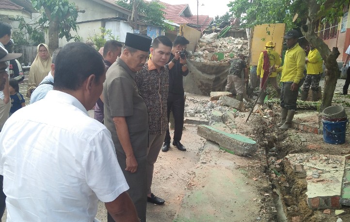 Tembok sekolah roboh memakan korban jiwa.